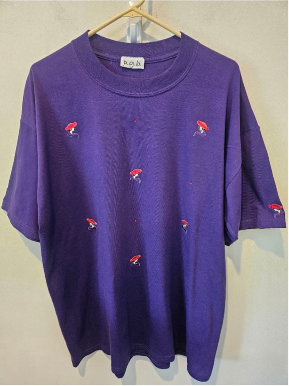 Women's p.g.b. Vibtage 90s Purple Red Hats Society Motif Short Sleeve Tee L